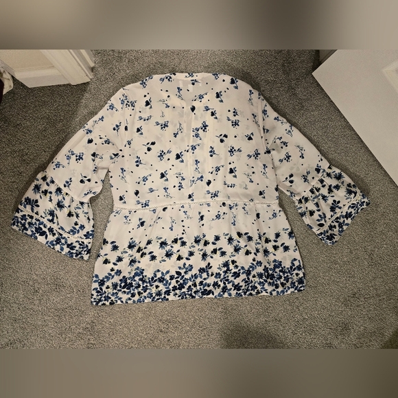 Fever Size Large Women's Long Bell Sleeves Blue & White Floral Peplum Top - Picture 9 of 10